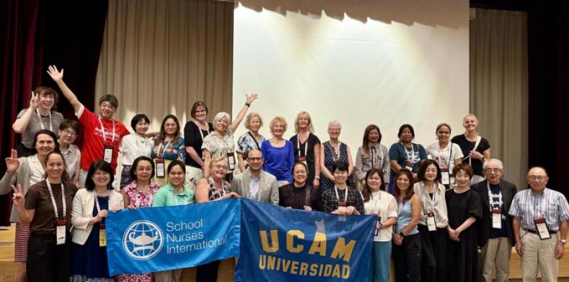 Daniel Guillén (front row), lecturer at the UCAM Faculty of Nursing and Director of the Master's Degree in Nursing and School Health, at the symposium held this week in Japan, where the announcement was made.