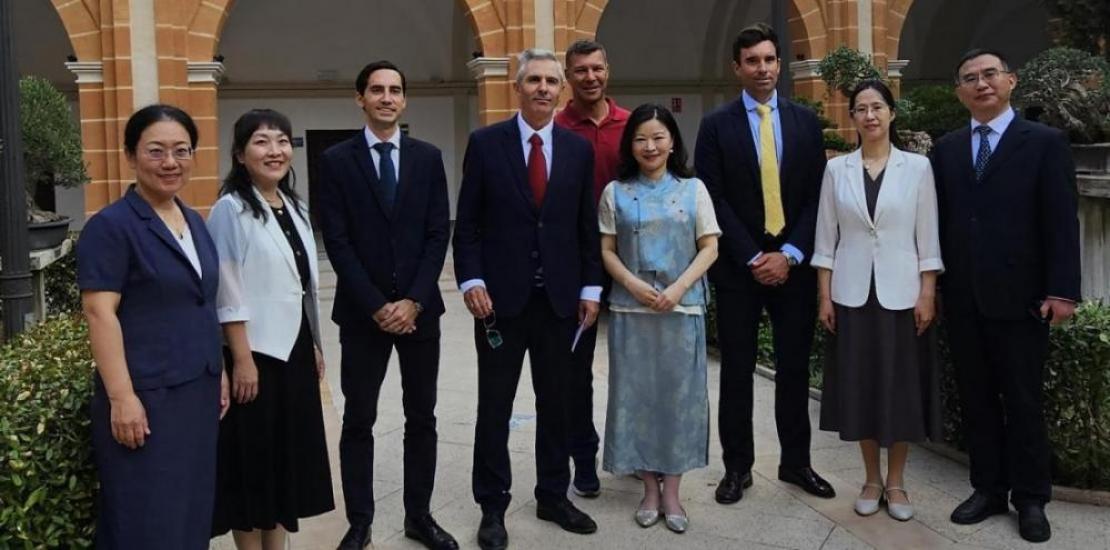 The delegation from Binzhou Medical University with members of UCAM in the Cloister of the Los Jerónimos Monastery.