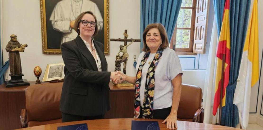 Andrea Martos, Founder and Managing Partner of Cambridge Biocapital, and María Dolores García, UCAM President, following the signing of the agreement.