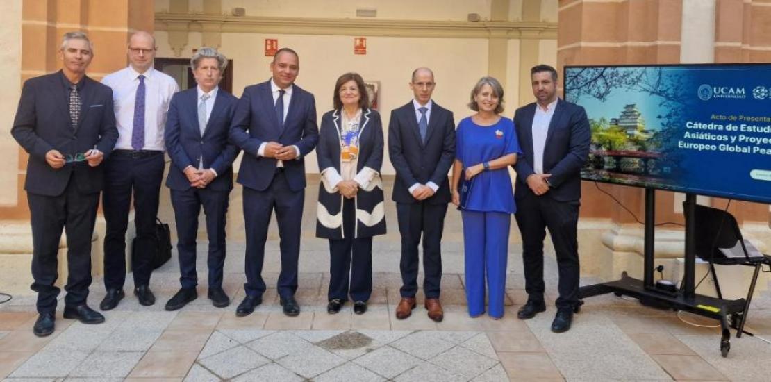 Authorities present at the presentation of the Chair in Asian Studies