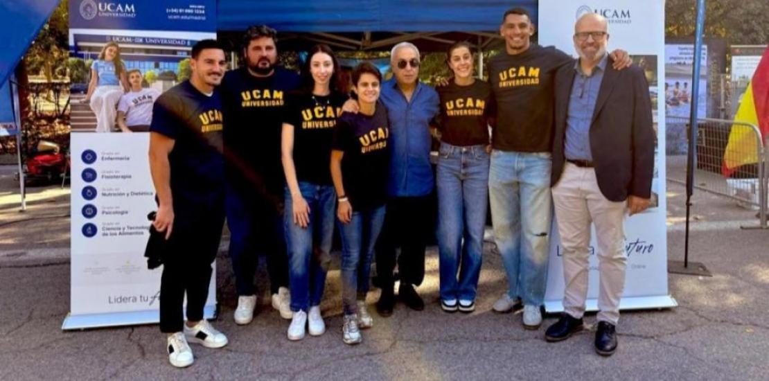 Alejandro Blanco, President of the Spanish Olympic Committee, and Pablo Rosique, UCAM Director of Sports, together with the athletes of the UCAM-COE alliance who participated in the Olympic Day
