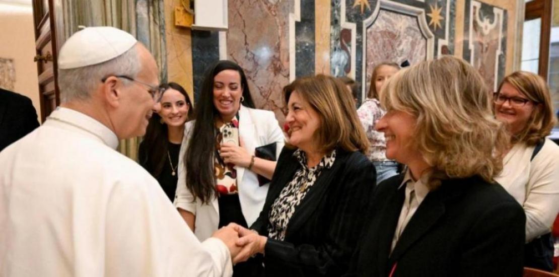 The UCAM president greeting the Holy Father at the Vatican. (Image: Vatican News)