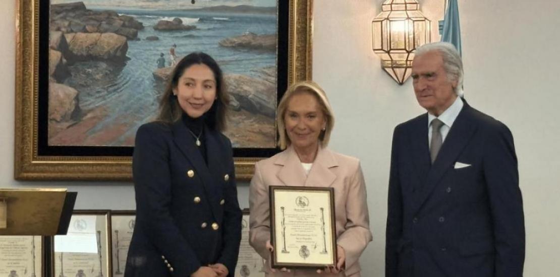 The UCAM Rector receives the award from Carlos Escudero de Burón, President of the Carlos III Foundation, and Vanessa Pereira, Vice-President of the Ibero-American Branch of this institution