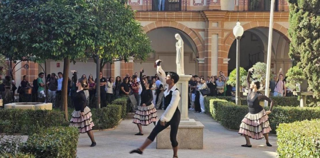A group from the María de Ávila Conservatory of Dance in Madrid performed in the cloister of the Los Jerónimos Monastery