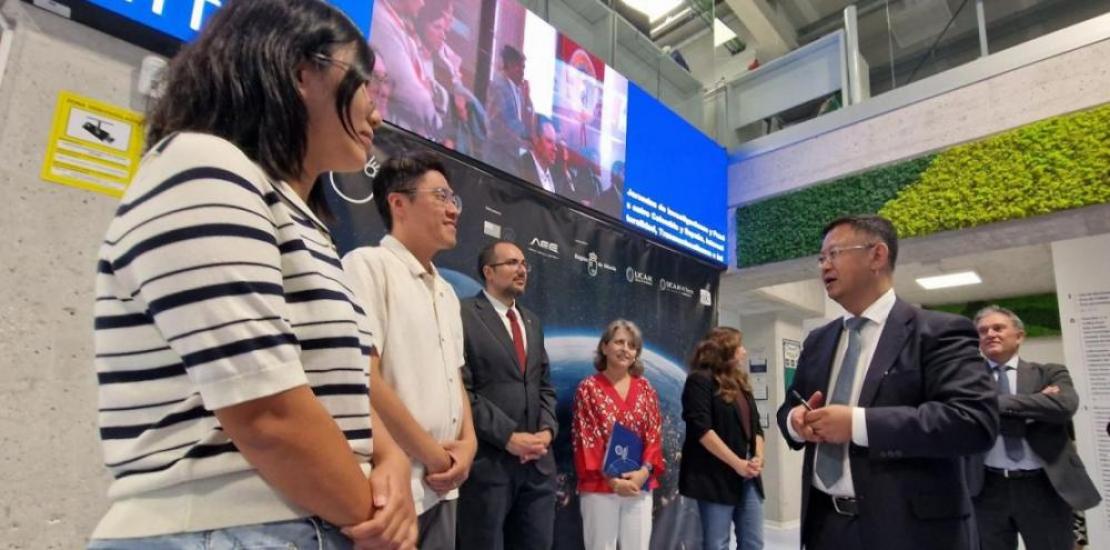 Qu Xun, Minister Counsellor of the Chinese Embassy in Spain, talks with the Chinese UCAM researchers Xing Xuan and Yuxin Chen