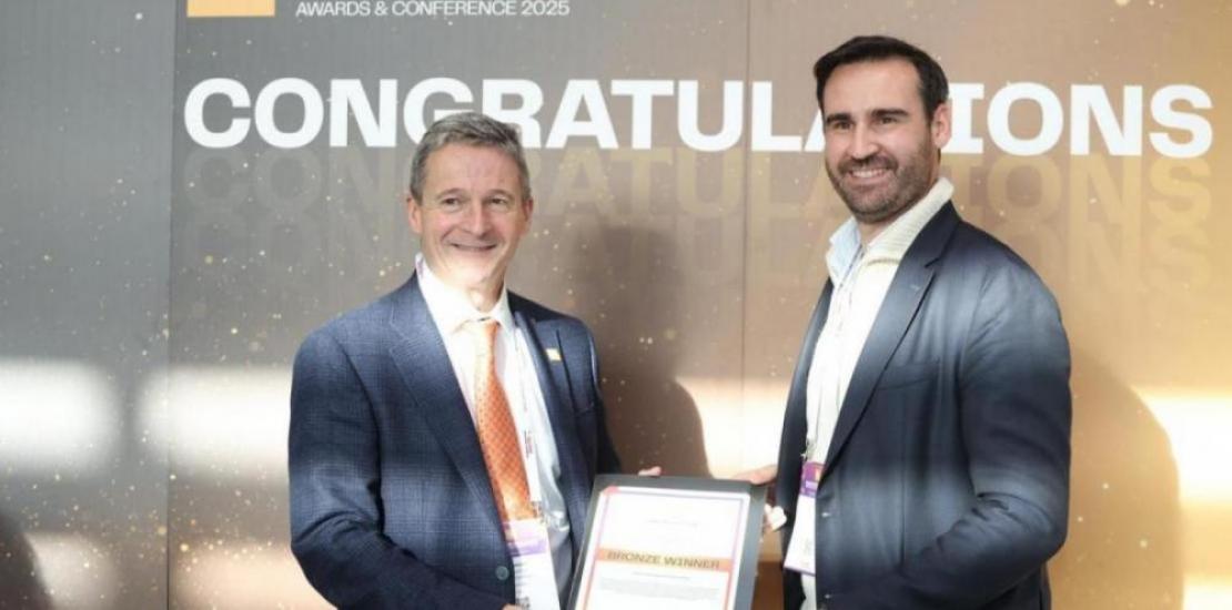 Pau Guardiola, on the right, receives the certificate accrediting UCAM with third place in its category