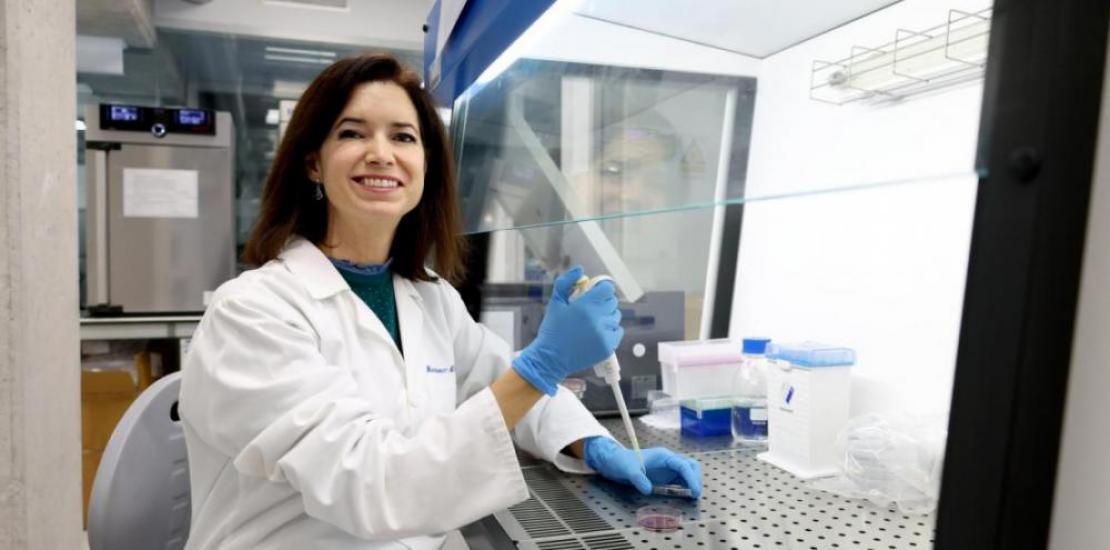 UCAM researcher Isabel Martínez Alcalá, at the UCAM HiTech Microbiology Laboratory.