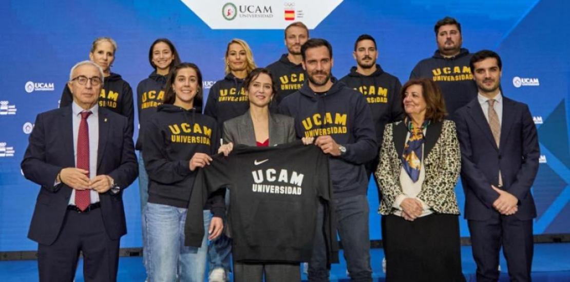 Family photo of some of the UCAM Olympians with Isabel Díaz Ayuso, María Dolores García, Alejandro Blanco and Alejandro Navarro