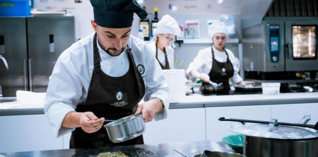 Students from the UCAM Degree in Gastronomy at the GastroLab.