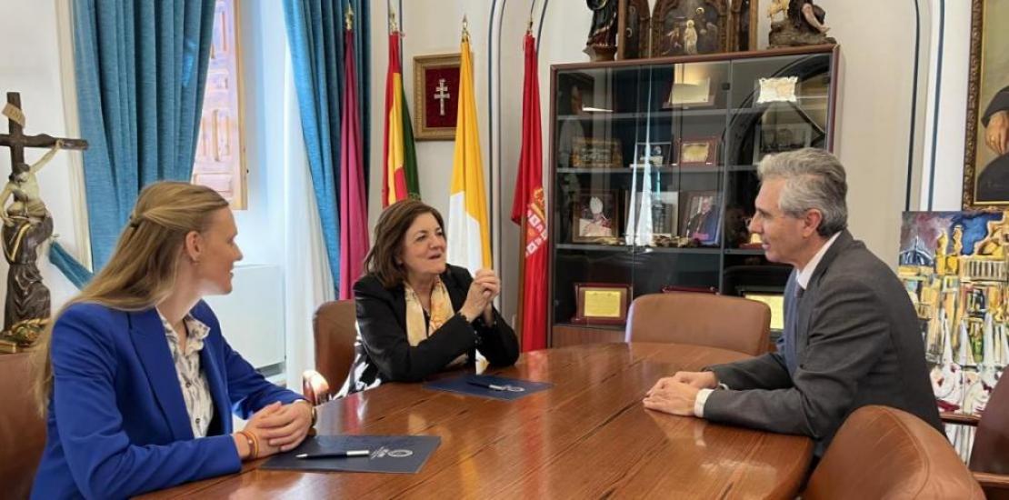 Emelie Koenen, María Dolores García, and Pablo Blesa during the signing of the agreement.