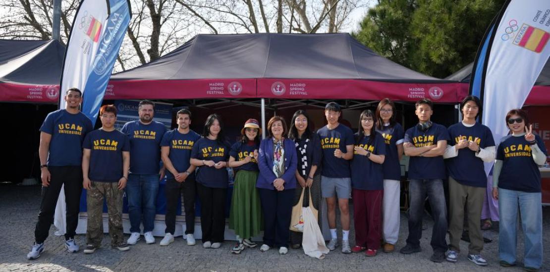 The President of the University with UCAM’s Chinese students at the Madrid Spring Festival.