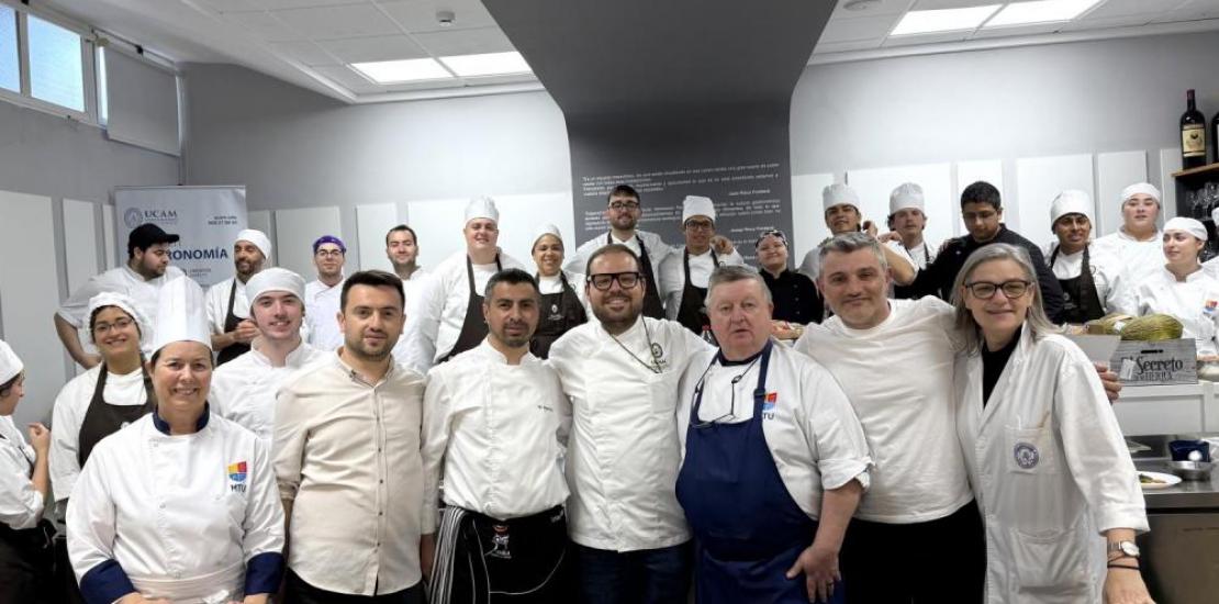 Professors and students from MTU (Ireland), Karabuk University (Turkey), and UCAM at the Gastrolab during the international meeting.