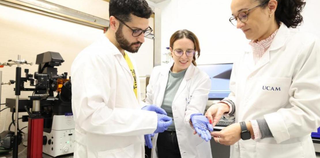 Researchers María Cuartero, Águeda Molinero, and Antonino Biagio conducting the initial laboratory tests for the nanosensor.