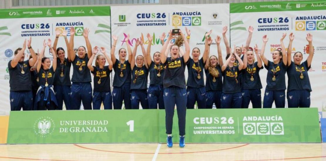 The UCAM women's volleyball team celebrates its gold medal at the 2026 Spanish University Championships