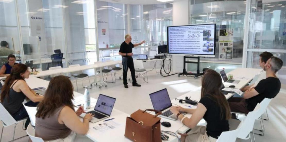Lynn W. Phillips formando a investigadores en una de las mentorías del I UCAM Research Impact Forum
