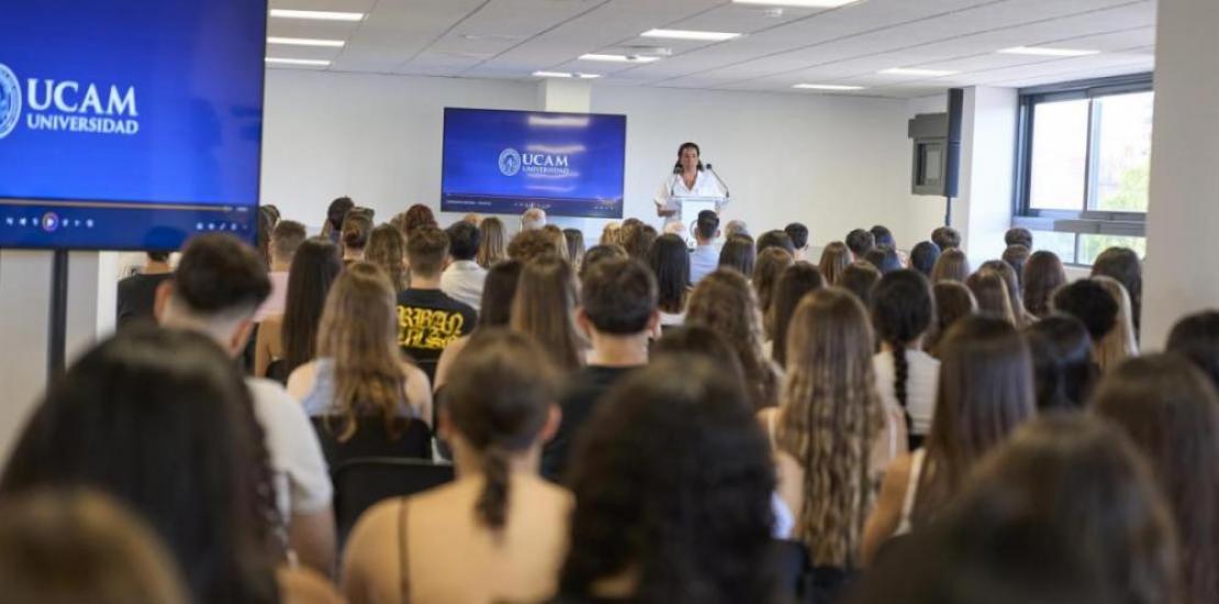 María Mendoza, Head of the UCAM-COE Campus in Torrejón de Ardoz, welcomed the students