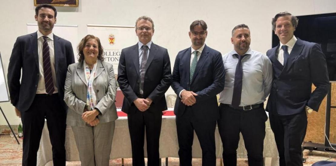 María Dolores García, UCAM President, with Shane Legg, co-founder of Google DeepMind and the company’s chief AGI scientist, together with other UCAM representatives.