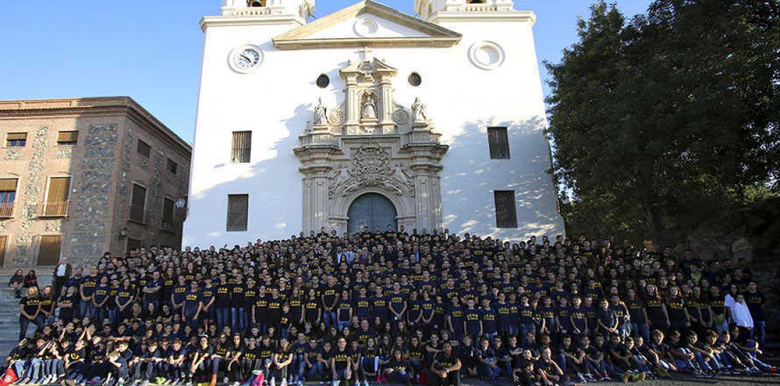 Close to a thousand athletes took part in the traditional floral offer to the Virgen de la Fuensanta Close to a thousand athletes took part in the traditional floral offer to the Virgen de la Fuensanta