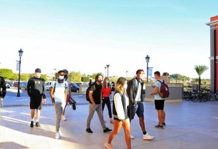 UCAM students arriving at the new facilities of the Faculty of Sports