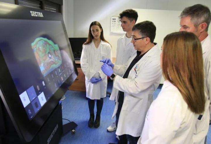 Practice in one of the clinical simulation rooms at the Murcia Campus