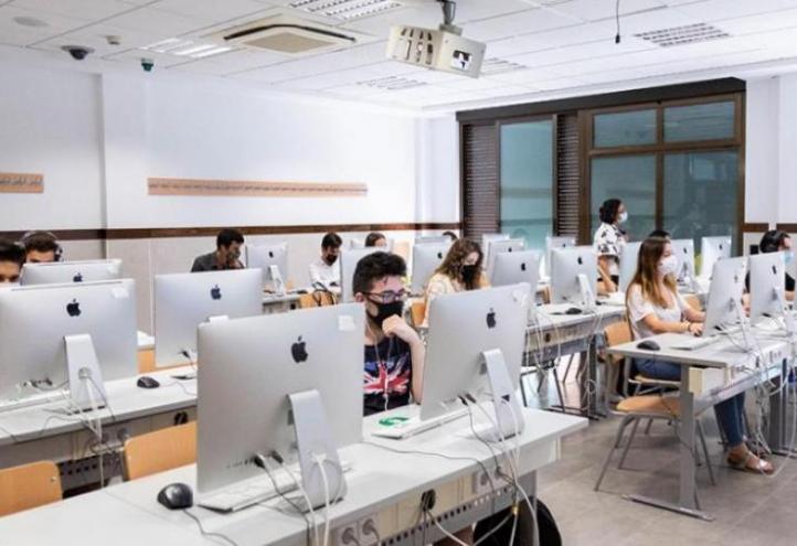 UCAM FP students carry out their internships in a university environment shared with undergraduate students.