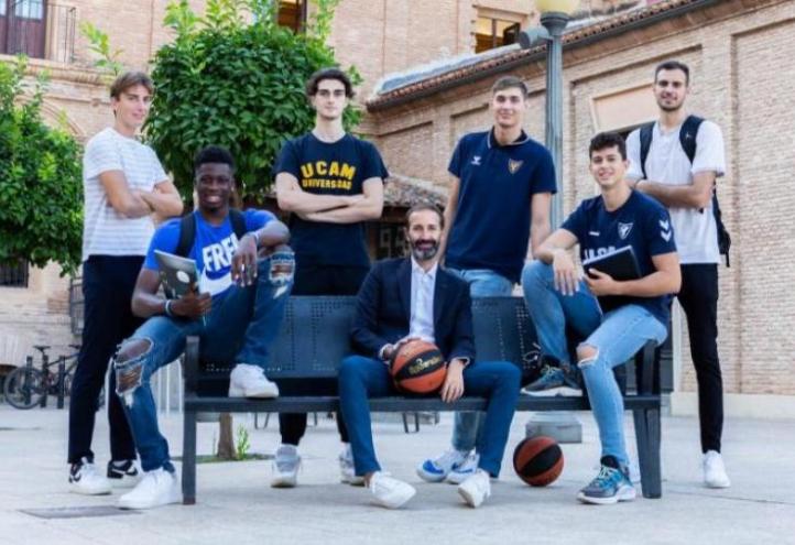 Sito Alonso, UCAM Murcia CB coach, with the most promising players from the quarry at the Los Jerónimos Campus