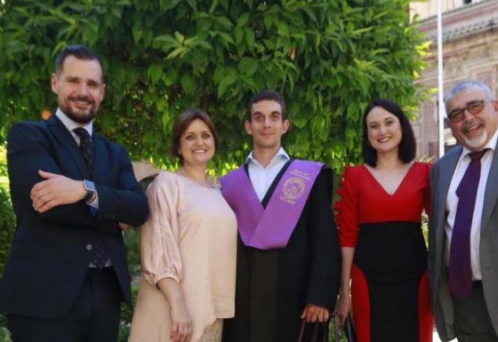 Gerard Descarrega, along with several members of the faculty of the Degree in Psychology, on the day of his graduation