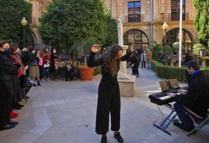 Students of the UCAM Bachelor Degree in Dance, during the commemoration of the act.