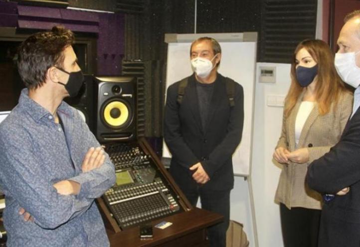 Moment of the institutional visit to the Sound Studio