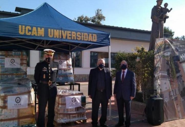 Antonio Alcaraz, vice-rector of University Extension at UCAM, has delivered these products to Antonio Martínez, commander of the Special Naval Warfare Force