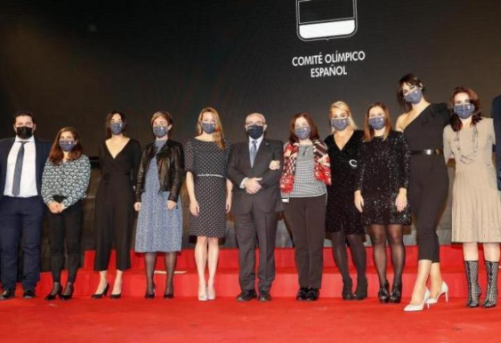 José Luis Mendoza, president of UCAM, and his wife, María Dolores García (both in the center of the image) together with several athletes from UCAM and some members of the University