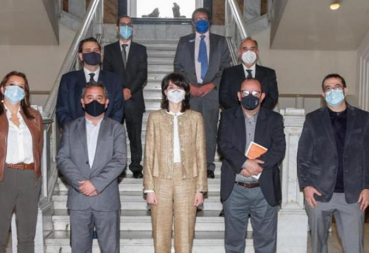 Pilar Llop, president of the Senate, with Víctor Meseguer (with a copy of the book), J.M. Reniu (Univ. Barcelona), R. Rubio, J.A. Sanz and R.M. Fernández (Complutense), R. Vela (Univ. Villanueva), Javier Sierra (UCAM) and M.A. Gonzalo (Congress)