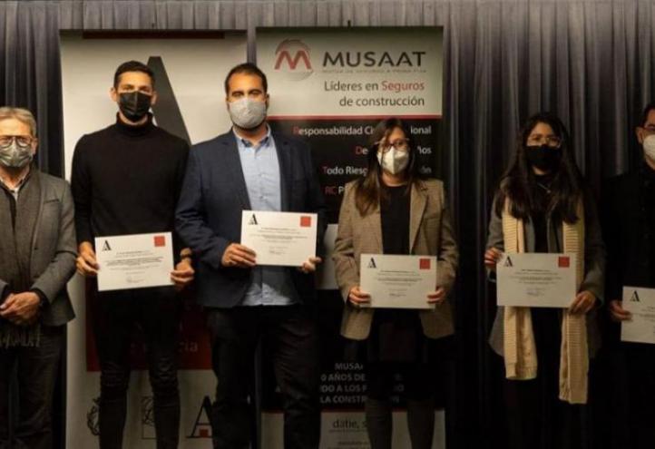 Antonio Mármol Ortuño, president of COAATIEMU, with the awarded graduates