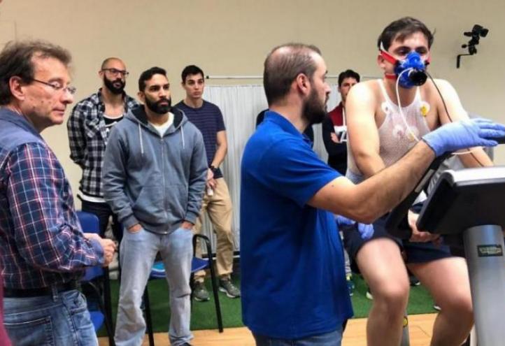 Students of the Master in ‘High Performance Sport: Strength and Conditioning’ during a cardiorespiratory evaluation with Professor Calbet, professor in Exercise Physiology. File photo.
