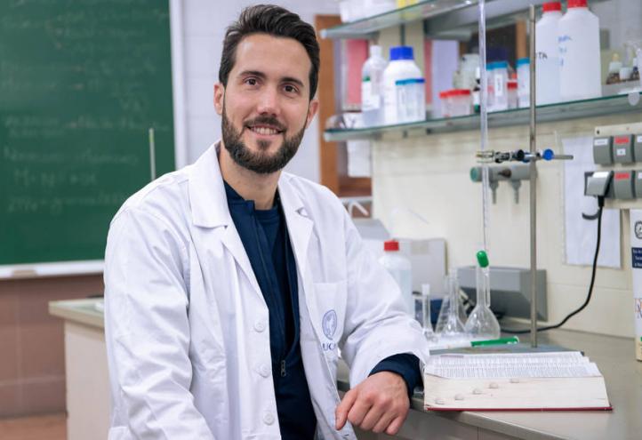 Raúl Martínez, in the ucam biochemistry laboratory