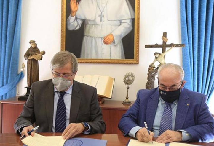 Ramón Madrid, dean of the Association of Economists of the Region of Murcia, and José Luis Mendoza, UCAM president, during the signing of the agreement.