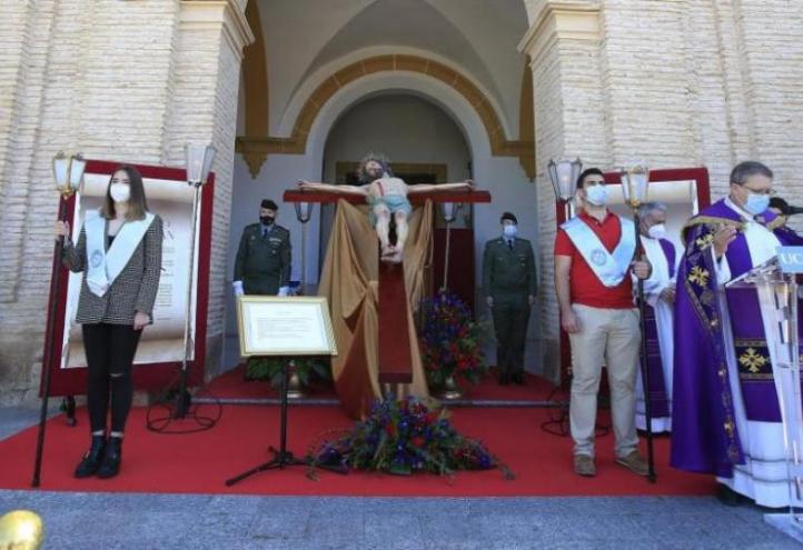 The university community venerates the image of the Christ of Health guarded by the UCAM in an act prior to Holy Week.