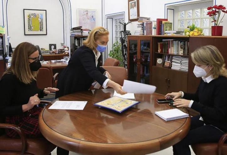 The Rector, Josefina García Lozano and the Vice Rectors, Estrella Núñez and Belén López Ayuso.