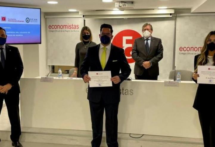 Award ceremony of the Colegio de Economistas, in which two students of the Degree in Business Administration and Management have been distinguished.