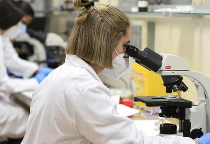 Biotechnology student in a laboratory at the Murcia Campus.
