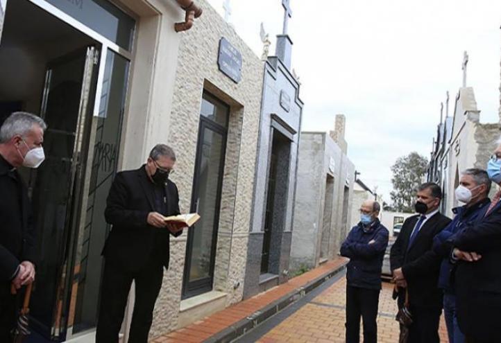 Prayer at the blessing of the UCAM pantheon officiated by Luis Emilio Pascual, senior chaplain of the Catholic University, who was accompanied by José Alberto Cánovas, vice-rector for Religious Affairs, and members of the University.