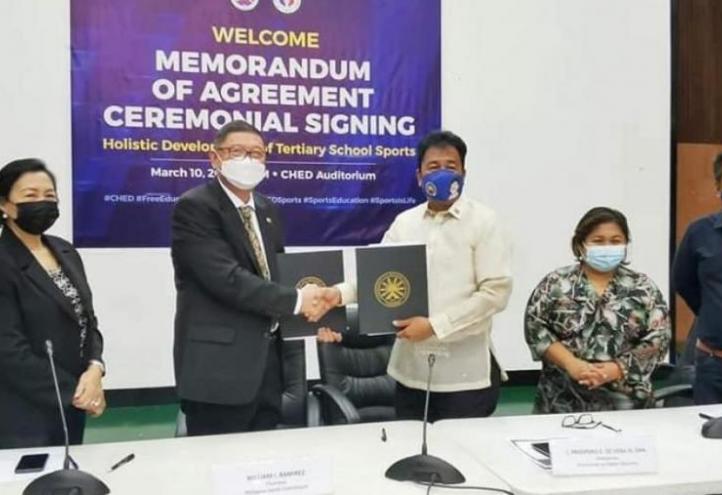 In the center of the picture, William Ramirez (left), chairman of the Commission on Sports, and Prospero E. De Vera III, chairman of the Commission on Higher Education of the Philippines.