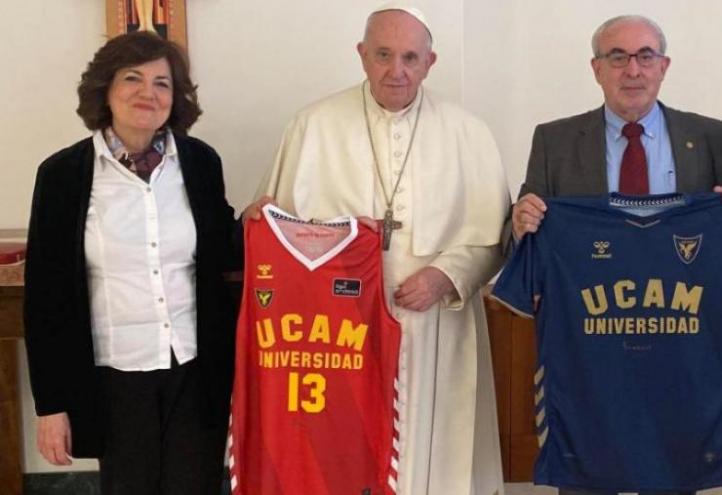 Pope Francis, together with the president of UCAM, José Luis Mendoza, his wife María Dolores García and his daughter María Mendoza with the UCAM CF and UCAM CB shirts at the Holy See.
