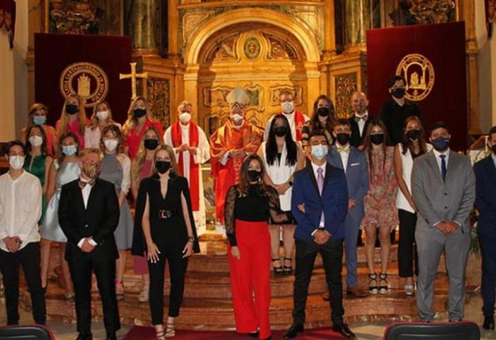 The confirmed students, together with Francisco Gil Hellín, Archbishop Emeritus of Burgos and the UCAM chaplains Luis Emilio Pascual and José Alberto Cánovas.