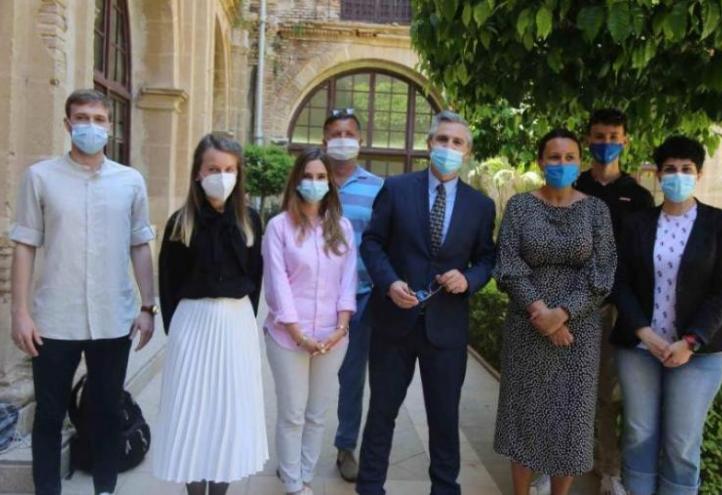 Pablo Blesa, UCAM Vice-Rector for International Relations and Communication (c) and, to his left, Patrycja Matusz, Vice-Rector for International Relations of the University of Wroclaw, together with members of both institutions.