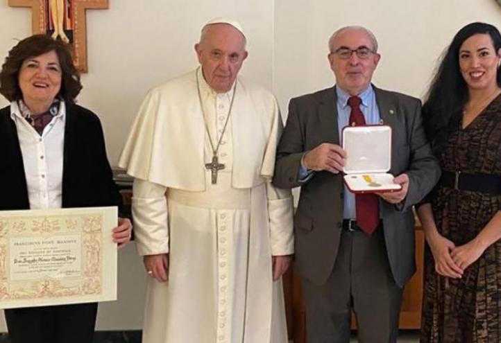 José Luis Mendoza, president of the UCAM, his wife María Dolores García, and his daughter María, with His Holiness Pope Francis with the decoration and the title of &#039;Cruz Pro Ecclesia et Pontifice&#039;.