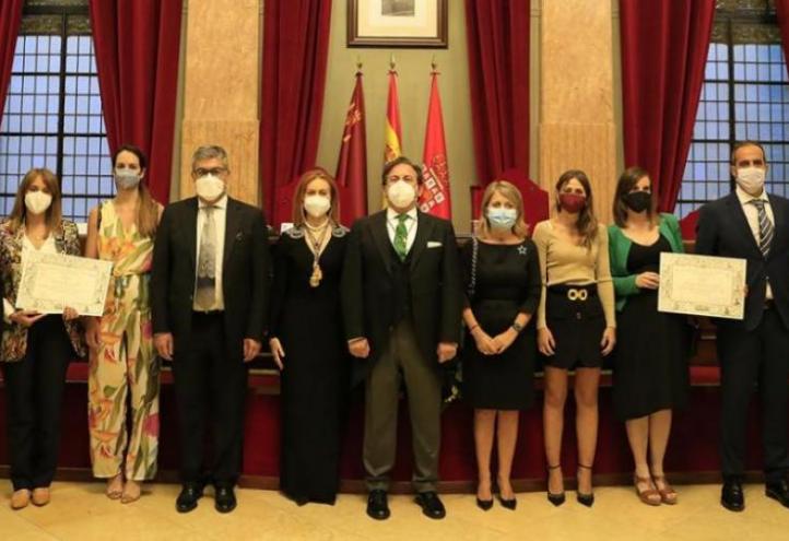 The UCAM award winners together with academic representatives of the institution and the Royal Academy of Medicine and Surgery of the Region of Murcia.