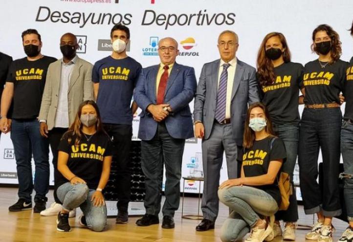 Alejandro Blanco, president of the Spanish Olympic Committee, José Luis Mendoza, president of UCAM, and a representation of athletes of our university attended the event