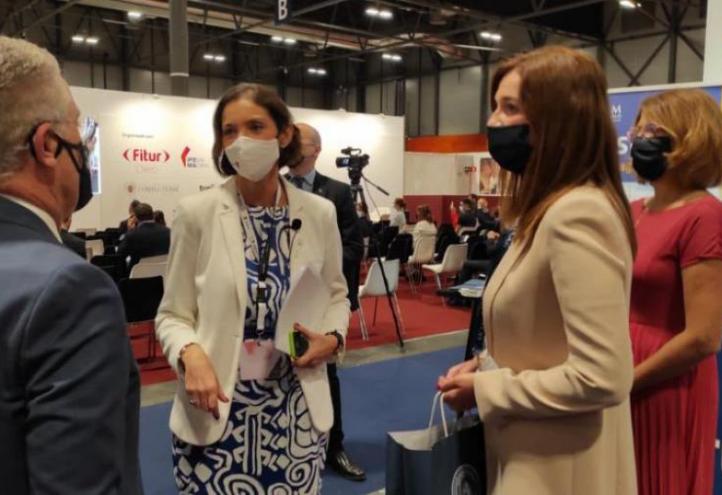 Reyes Maroto, Minister of Industry, Trade and Tourism, talks to Ginesa Martínez, Vice-Dean of the Degree in Tourism, during her visit to the UCAM stand Friday, 21/05/2021 - 13:10