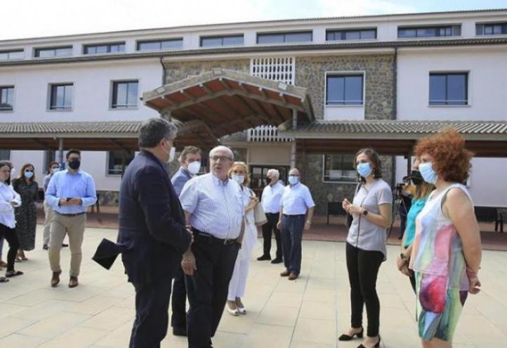 President of UCAM and University authorities, in front of the Medicine and Health Sciences building on the Cartagena Campus